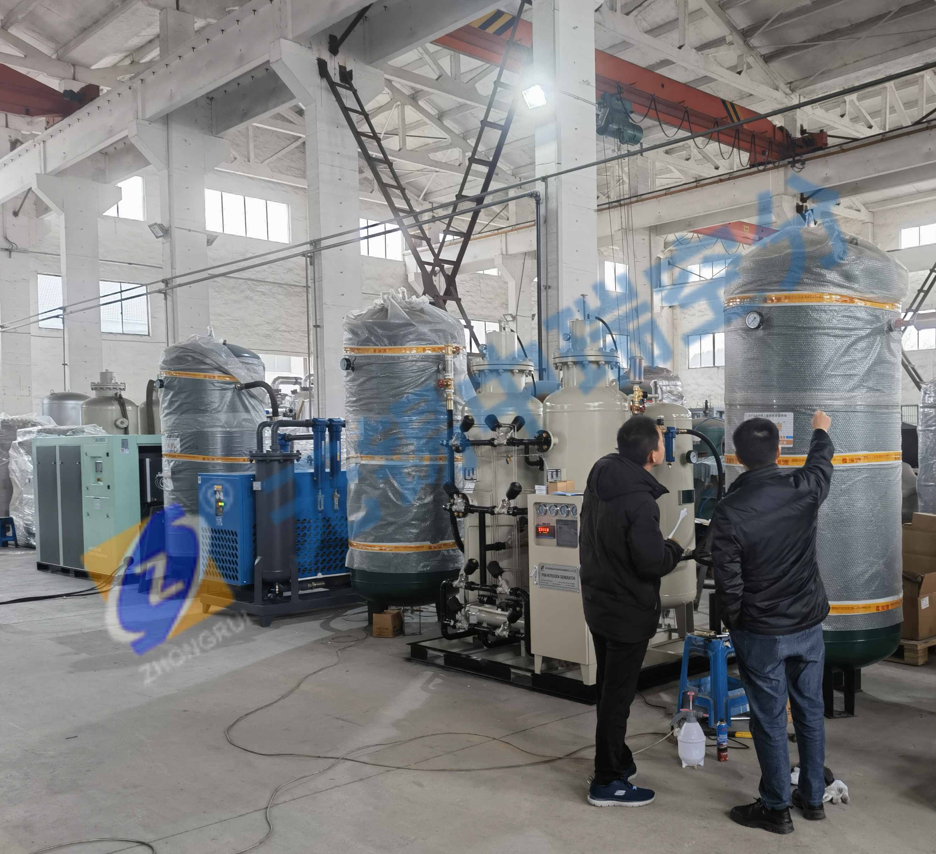 整套高純度制氮機發(fā)貨前，客戶來工廠實地驗貨及學習，無錫中瑞空分全力提供優(yōu)良服務